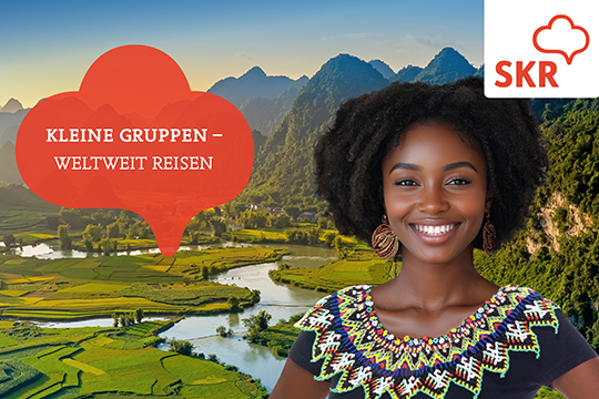 Frau mit buntem Oberteil, im Hintergrund eine grüne Landschaft und ein Störer mit der Aufschrift